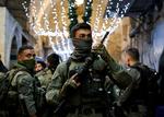 Israelsk grænsepoliti nær Al-Aqsa-moskéen i Jerusalem.  Raketterne er blevet affyret dagen efter, at israelsk politi stødte sammen med palæstinensere ved moskéen. Foto: Ammar Awad/Ritzau Scanpix