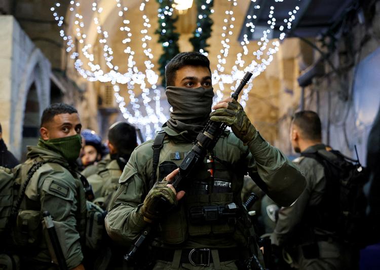 Israelsk grænsepoliti nær Al-Aqsa-moskéen i Jerusalem.  Raketterne er blevet affyret dagen efter, at israelsk politi stødte sammen med palæstinensere ved moskéen. Foto: Ammar Awad/Ritzau Scanpix