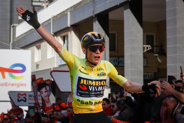 På de sidste 15 kilometer af etapen skrumpede forspringet ind til blot to sekunder, og det var et skår i glæden for 26-årige Jonas Vingegaard. Foto: Miguel Tona/Ritzau Scanpix