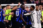 Inter-angriberen Romelu Lukaku og Juventus-spilleren Juan Cuadrado. Foto: Marco Bertorello/Ritzau Scanpix