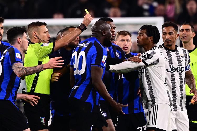Inter-angriberen Romelu Lukaku og Juventus-spilleren Juan Cuadrado. Foto: Marco Bertorello/Ritzau Scanpix