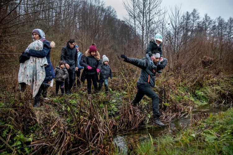 Migranter, der forsøger at komme til et EU-land, oplever at blive mishandlet af både nationale grænsebetjente og grænsevagter fra EU's Frontex, kan man læse i en ny rapport fra Europarådets anti-tortur-komité (CPT).
Her er det et afghansk par, der i 2020 forsøgte at komme over grænsen fra Bosnien til Kroatien.   Arkivfoto Jacob Ehrbahn