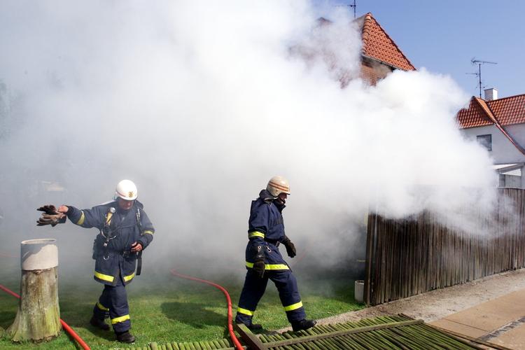 I 2022 rykkede brandvæsenet ud til 368 brande som resultat af uheld eller mangel på forsigtighed med en ukrudtsbrænder. Her er vi nogle år tilbage, hvor en villaejer i Husum havde arbejdet med en gasdrevet ukrudtsbrænder. (arkivfoto) Foto: Jens Dresling