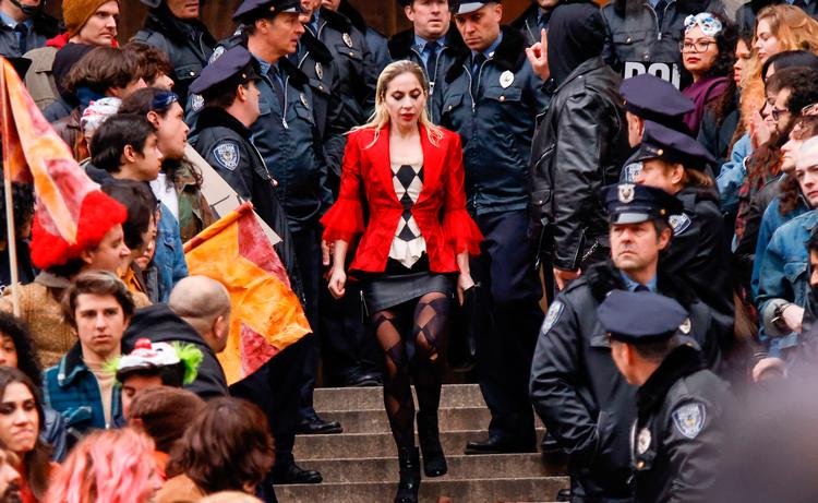 Optagelserne til 'Joker: Folie à deux' i Los Angeles er et tilløbsstykke for fotografer, der 25. marts var heldige at få dette billede med hjem af Lady Gage og en mængde af statister. Photo by KENA BETANCUR / AFP) Foto: Kena Betancur/Ritzau Scanpix