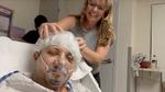 Jeremy Renner får hovedbundsmassage på hospitalet i forbindelse med sin indlæggelse efter at være blevet kørt over af 6,5 ton tung sneplov ved hjemmet i Nevada.. Twitter/Jeremy Renner via REUTERS. THIS IMAGE HAS BEEN SUPPLIED BY A THIRD PARTY. MANDATORY CREDIT.NO RESALES.NO ARCHIVES.   Foto: Jeremy Renner Via Twitter/Ritzau Scanpix