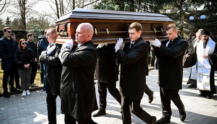 Kisten med Vladlen Tatarsky bæres til graven. Foto: Alexander Nemenov/Ritzau Scanpix