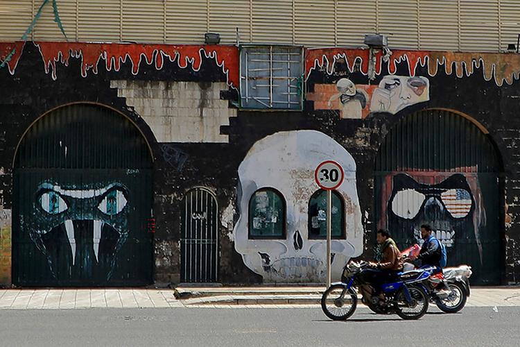  Mens en fredsdelegation er ankommet til Yemen, kører borgere i hovedstaden Sanaa på knallerter forbi Saudi-Arabiens ambassade, som er lukket som følge af krigen. Foto: Mohammed Huwais/Ritzau Scanpix