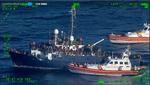 I løbet af weekenden er omkring 2.000 migranter blevet reddet. Billedet fra tidligere i dag fra den italienske kystvagt viser nogle af de reddede.  Foto: Italian Coast Guard/Ritzau Scanpix