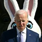 Joe Biden fotograferet tidligere i dag ved den traditionelle æggetrilningskonkurrence på plænen foran Det Hvide Hus.  Foto: Andrew Caballero-reynolds/Ritzau Scanpix