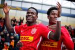 Med sine 9 mål er Ernest Nuamah (tv.) nu kun en scoring fra at indhente Andreas Schjelderup, der er solgt til Benfica, som topscorer for topholdet FC Nordsjælland. Foto: Jens Dresling