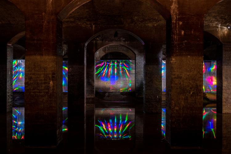 Forskellige felter af lys og farve hænger mellem søjlerne og ligner til forveksling hinanden. Foto: Torben Eskerod