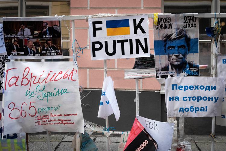 Modviljen mod Rusland er stor i Estland, og det kan også ses på det hegn, der er sat op foran den russiske ambassade i hovedstaden, Tallinn. Foto: Claus Blok Thomsen