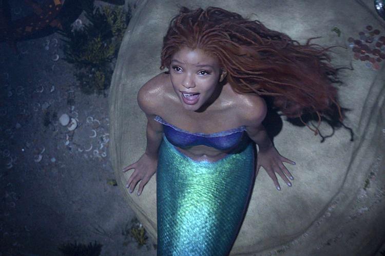 Halle Bailey spiller havfruen Ariel, der drømmer om at komme op på land i menneskeverdenen.  Foto: Walt Disney Studios