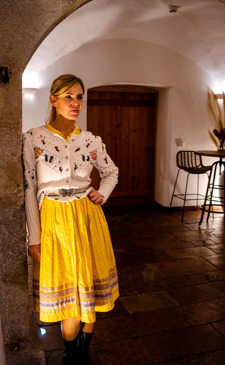 Lisa-Maria Roos, hotelejer i Lofer, i det outfit, som skifter hver eneste dag efter aftale mellem de fem ansatte kvinder.  Foto: Per Munch