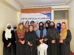 En række aktivistiske kvinder i Afghanistan har fået nok og protesterer nu højlydt mod Taleban, der har forbudt ngo'er og FN at have kvinder ansat. »Luk det politiske kontor for FN’s Mission i Afghanistan«, siger Zhulya Parsi (nr. 3 fra venstre i forreste række). Aktivisterne mener, at FN har udspillet sin rolle.   