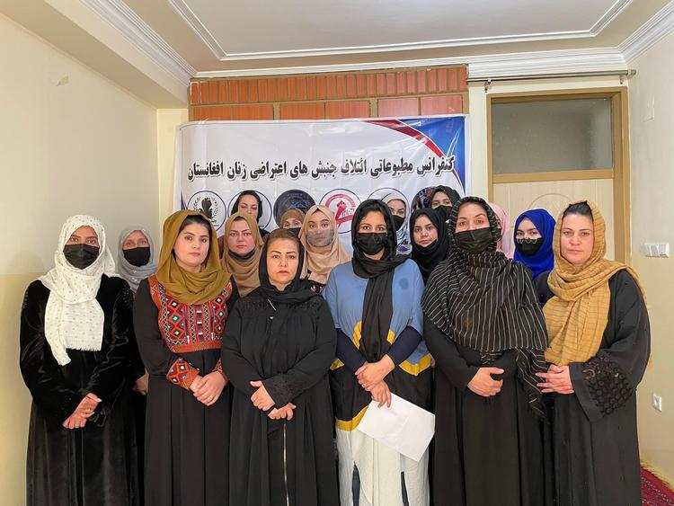 En række aktivistiske kvinder i Afghanistan har fået nok og protesterer nu højlydt mod Taleban, der har forbudt ngo'er og FN at have kvinder ansat. »Luk det politiske kontor for FN’s Mission i Afghanistan«, siger Zhulya Parsi (nr. 3 fra venstre i forreste række). Aktivisterne mener, at FN har udspillet sin rolle.   