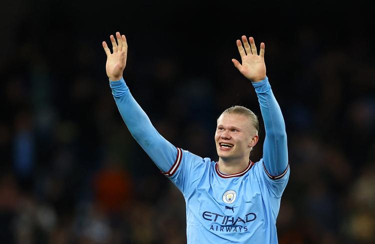 Erling Haaland har ikke længere fingre nok til at signalere, hvor mange gange han har scoret i denne Champions League. Det er efter tirsdag aftens træffer blevet til 11 scoringer. Foto: Molly Darlington/Ritzau Scanpix