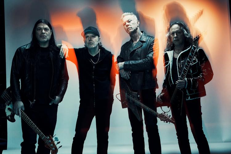 James Hetfield, nummer to fra højre, er flyvende i sit eget mørke på Metallicas nye 11. album.  Foto: Tim Saccenti