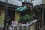 Den danske film fra 1987 ’Peter von Scholten’ tog titel og helt fra den hvide mand, der var guvernør på de dansk-vestindiske øer, dengang Danmark var slaveejende kolonimagt. Den biografaktuelle  ’Viften’ ændrer fortællevinkel og tager titel efter de slavegjorte børn, der blev brugt som menneskelige vifter over spisebordene.​ Framegrab SF STUDIOS