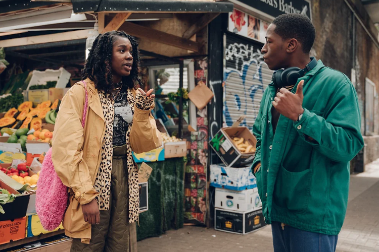 Vivian Oparah( tv) og Jonsson (th) har en ganske særlig kemi i den britiske roste romantiske komedie 'Rye Lane', der kan streames på Disney+. Foto: Disney+