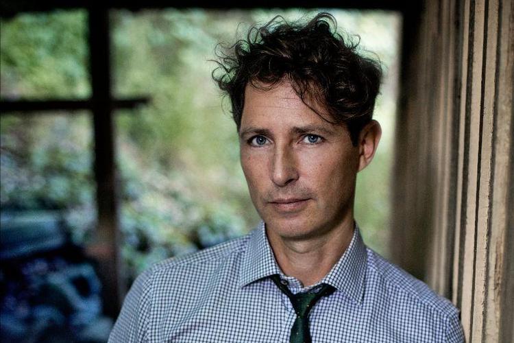 Stefan Ahnhem er ikke bange for mord og blod. Men her tager politikvindens privatliv over. 