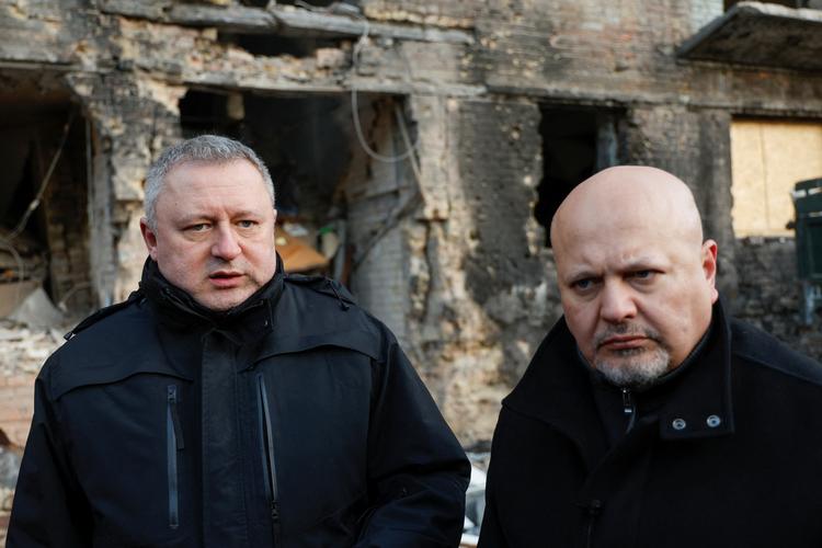 Anklager ved Den Internationale Straffedomstol, ICC, Karim Khan (th.) under et besøg i Ukraine i februar. Han ses sammen med Ukraines statsanklager, Andriy Kostin (tv.). Foto: Valentyn Ogirenko/Ritzau Scanpix