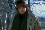 Selv om den nordkoreanske udskiftning af skuespillerne er meget vellykket, kan man tydeligt se forskel, når de to klip sammenstilles. Her ses et billede fra den nye 2023-version af tv-serien ’Daehongdans partisekretær’ med en ny skuespiller.  