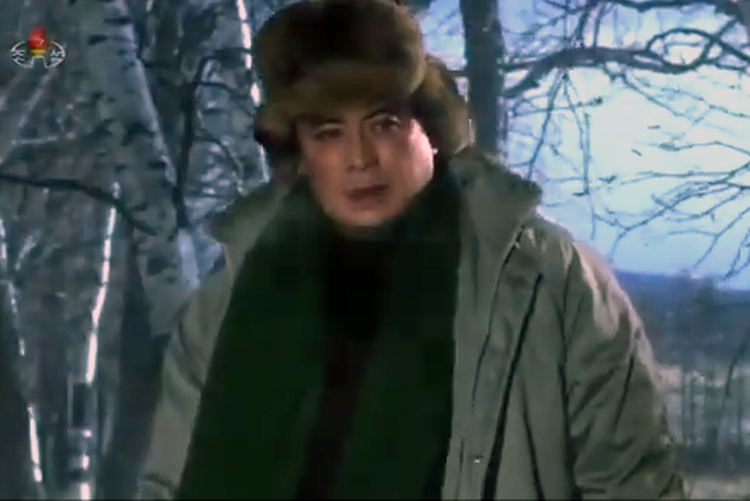 Selv om den nordkoreanske udskiftning af skuespillerne er meget vellykket, kan man tydeligt se forskel, når de to klip sammenstilles. Her ses et billede fra den nye 2023-version af tv-serien ’Daehongdans partisekretær’ med en ny skuespiller.  