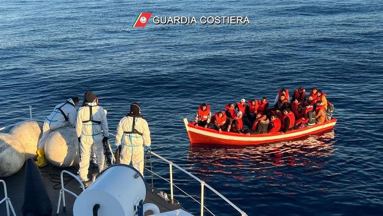 Ved operationer i løbet af påskedagene har den italienske kystvagt reddet adskillige tusinde mennesker i land fra mindre både i Middelhavet. Blandt andet en overbelastet fiskebåd med omkring 800 personer om bord. Søgningen mod Italien har nu ført til, at regeringen har indført en midlertidig undtagelsestilstand.    Foto: Handout/Ritzau Scanpix