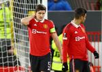 Harry Maguire ærgrer sig, efter at han uforvarende ramte et Sevilla-hovedstød med sit eget hoved, så bolden røg i eget net.  Foto: Carl Recine/Ritzau Scanpix