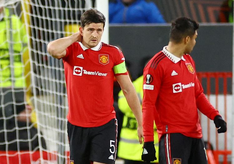 Harry Maguire ærgrer sig, efter at han uforvarende ramte et Sevilla-hovedstød med sit eget hoved, så bolden røg i eget net.  Foto: Carl Recine/Ritzau Scanpix