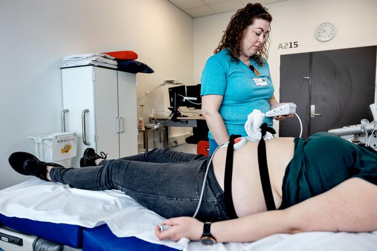 Kirstine Damskjer er ansat som flexjordemoder for at hjælpe til, når der er særligt travlt på fødegangene.  Foto: Jacob Ehrbahn