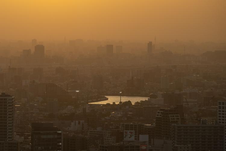 For første gang i to år har gult støv lagt sig over Tokyo. Foto: Philip Fong/Ritzau Scanpix