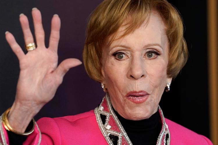Carol Burnetts betydning og 90 års dag fejres med tv-shwoet 'Carol Burnett: 90 Years of Laughter and Love'. Her ses hun ankomme til indspilningen af det i Avalon i Hollywood, 23. marts i år.  Foto: Chris Pizzello/Ritzau Scanpix