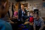 Mattias Tesfaye var for nylig på et besøg i Nest-klasserne på Katrinebjergskolen i Aarhus. Her fulgte han undervisningen for en stund for at se, hvordan denne bliver tilrettelagt og fungerer i praksis, og under samrådet torsdag var det en af de mellemformer, han talte varmt for.  Foto: Stine Schjøtler
