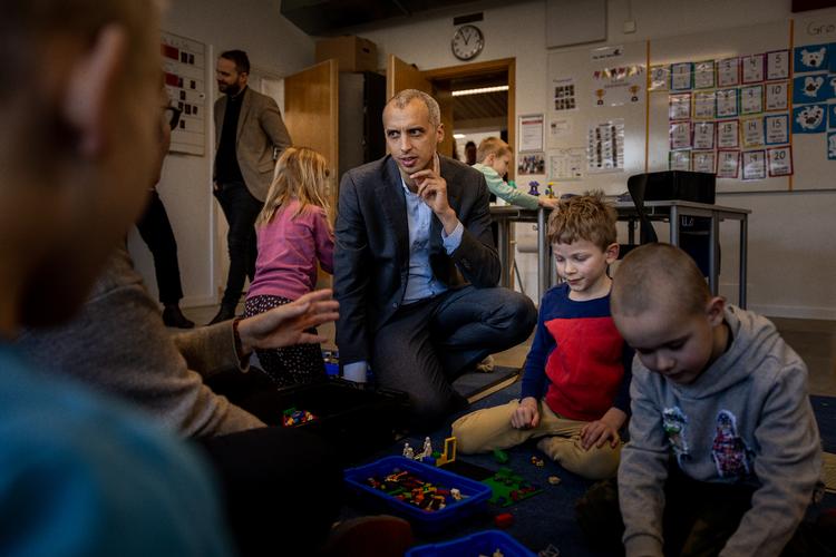 Mattias Tesfaye var for nylig på et besøg i Nest-klasserne på Katrinebjergskolen i Aarhus. Her fulgte han undervisningen for en stund for at se, hvordan denne bliver tilrettelagt og fungerer i praksis, og under samrådet torsdag var det en af de mellemformer, han talte varmt for.  Foto: Stine Schjøtler