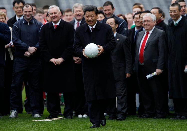 Kinas præsident Xi Jinping siger selv, at han elsker fodbold. Men det var næppe personlige præferencer, der fik ham til at satse på sporten i 2015. Foto: David Moir/Ritzau Scanpix