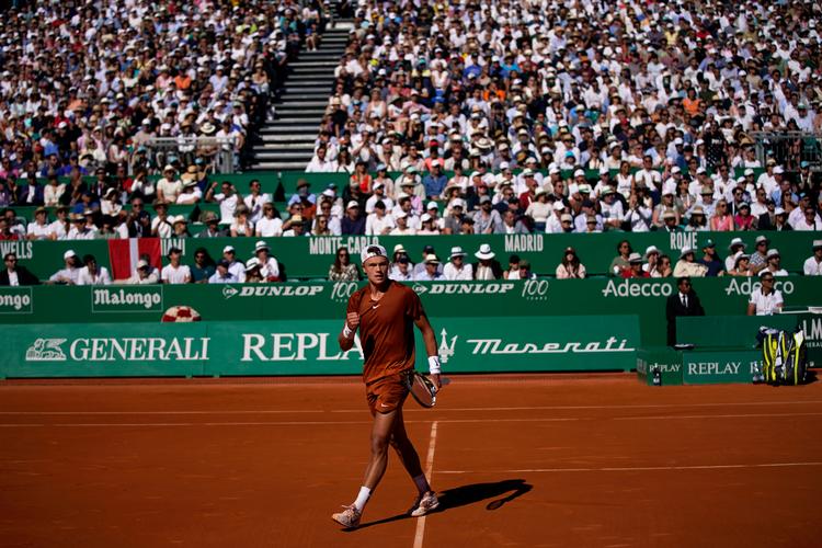 Efter en torsdag med regnvejrsafbrydelser og tennis næsten frem til midnat skinnede solen, da Holger Rune spillede sig i sin anden semifinalen i en ATP 1000-turnering.   Foto: Daniel Cole/Ritzau Scanpix