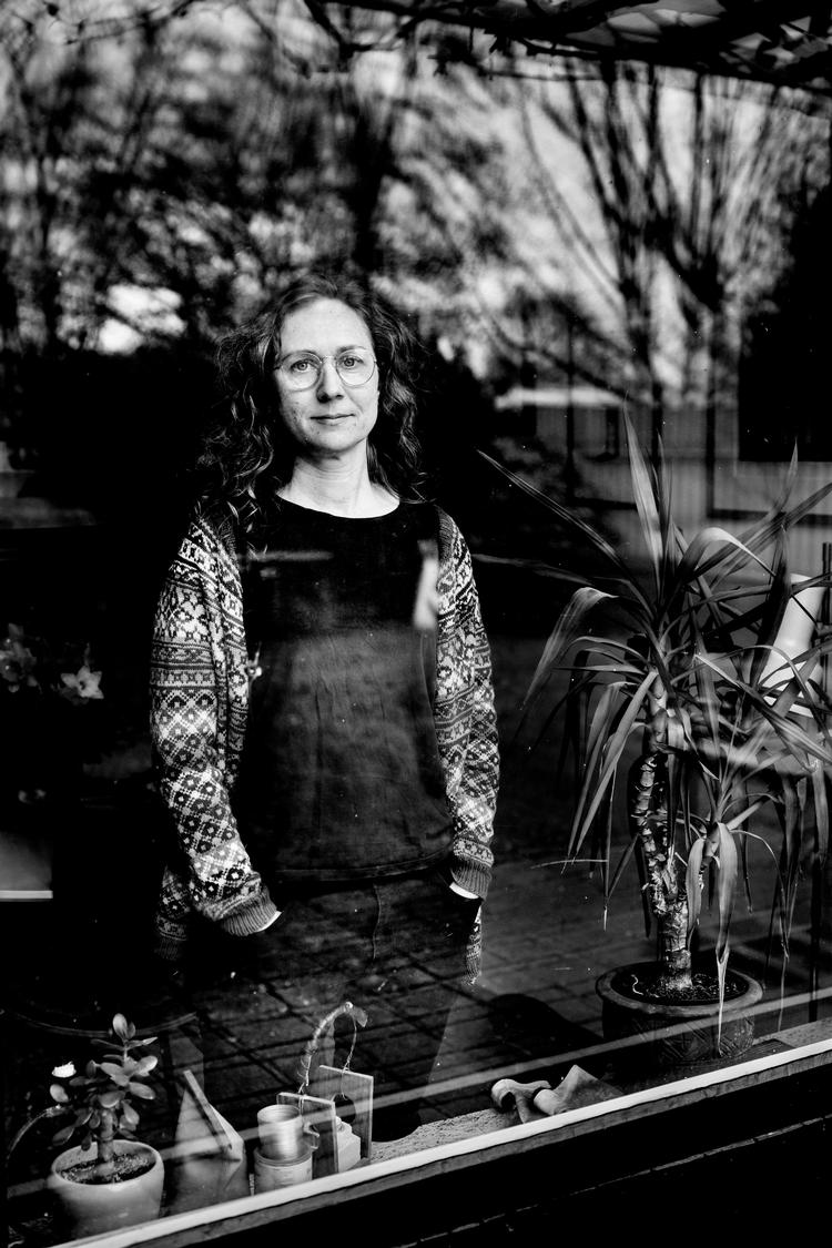 Hannas søn med adhd og autisme får medicin. Men hverken han eller familien har fået den psykologiske behandling til at starte med, da diagnoserne blev stillet, som Sundhedsstyrelsen ellers anbefaler. 

»Vi har siden 1. klasse skrevet, at han har brug for særlig hjælp. Han er på fire skoler endt isoleret og tit mobbet i børnegruppen, fordi han ikke forstod de sociale koder og larmede. Det her var en lettelse. Man tænker, nu sker der måske noget«, siger Hanna om det mødet, hvor sønnen fik diagnoserne adhd og autisme. Foto: Jacob Ehrbahn