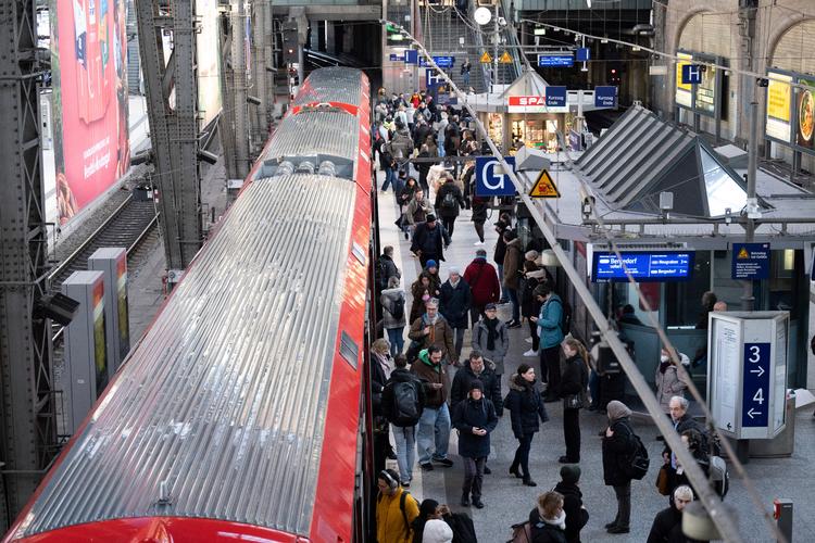 Et togkort til 49 euro eller omkring 370 kroner om måneden skal lokke tyskerne til at køre mere regionaltog, metro og S-tog. Foto: Daniel Reinhardt/Ritzau Scanpix