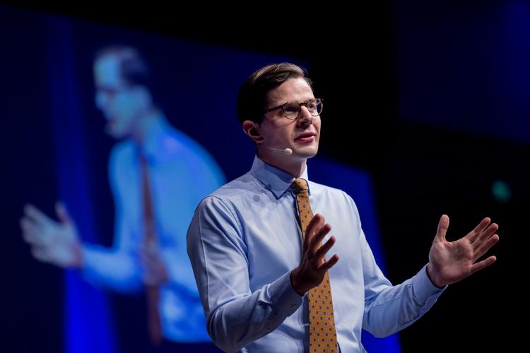 Alex Vanopslagh advarede til LA's landsmøde imod ikke at blive for hovmodige ovenpå partiets fremgang. Foto: Mads Nissen