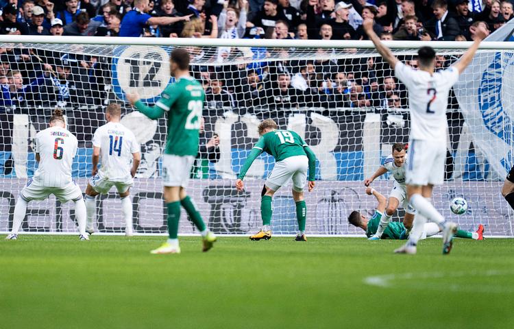     FCK's Viktor Claesson scorer til 2-1 under superligakampen mellem FC København og Viborg FF i Parken søndag 16. april 2023.. (Foto: Claus Bech/Ritzau Scanpix)   Foto: Claus Bech/Ritzau Scanpix
