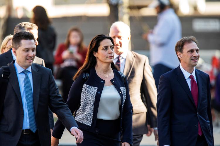 Advoktar fra Dominion Voting Systems ses her på vej til retten i torsdags i sidste uge, da juryen skulle sammensættes.  Foto: Eduardo Munoz/Ritzau Scanpix