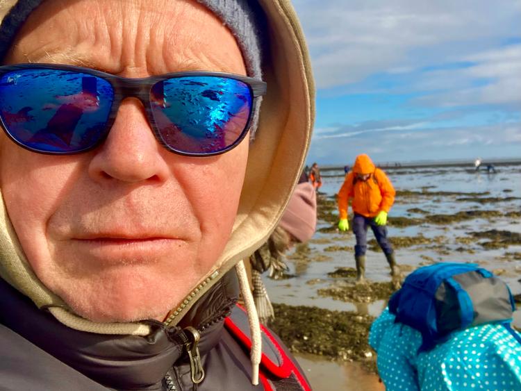 Mens de andre vader rundt i havet og finder østers, står jeg og narrer verden til at tro, jeg er yngre, end jeg er. Kun panderynkerne trækker i den forkerte retning.  Foto: Per Munch