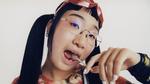 Yaeji skifter mellem at synge på koreansk og engelsk, og hendes kendetegn er en særlig evne til frit at lade verdener smelte sammen og genrer blande sig med hinanden. 