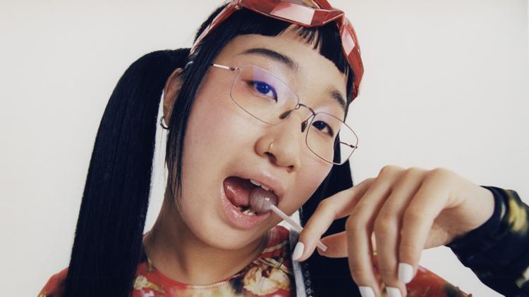 Yaeji skifter mellem at synge på koreansk og engelsk, og hendes kendetegn er en særlig evne til frit at lade verdener smelte sammen og genrer blande sig med hinanden. 