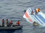 Mandskab fra den brasilianske flåde bjærger vragdele i havet 1.200 kilometer nordøst for Recife. Foto: Ho/Ritzau Scanpix