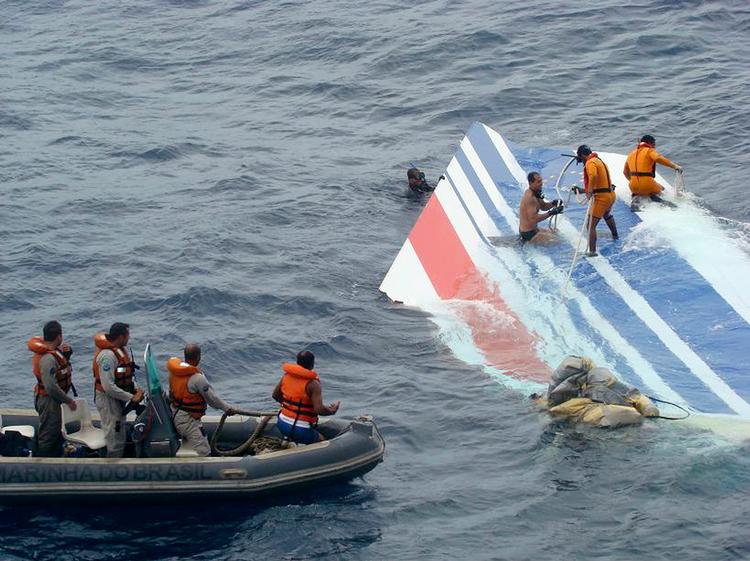 Mandskab fra den brasilianske flåde bjærger vragdele i havet 1.200 kilometer nordøst for Recife. Foto: Ho/Ritzau Scanpix