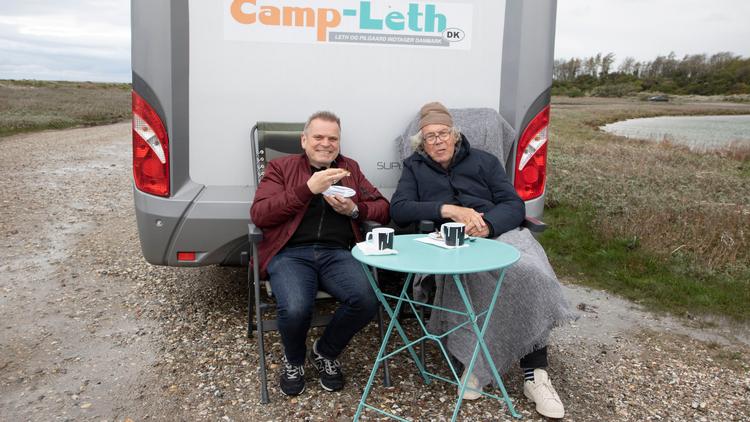 I programserien ’Leth og Pilgaard indtager Danmark’ bliver den gamle frankofile digter, cykelkommentator og filmmand Jørgen Leth stuvet ind i en stor autocamper og kørt rundt i landet af Hans Pilgaard. Foto: ByTheBuch/TV 2