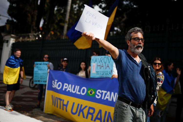 Sergej Lavrovs besøg udløste protestdemonstrationer i Brasilien som her i Sao Paulo. Foto: Amanda Perobelli/Ritzau Scanpix